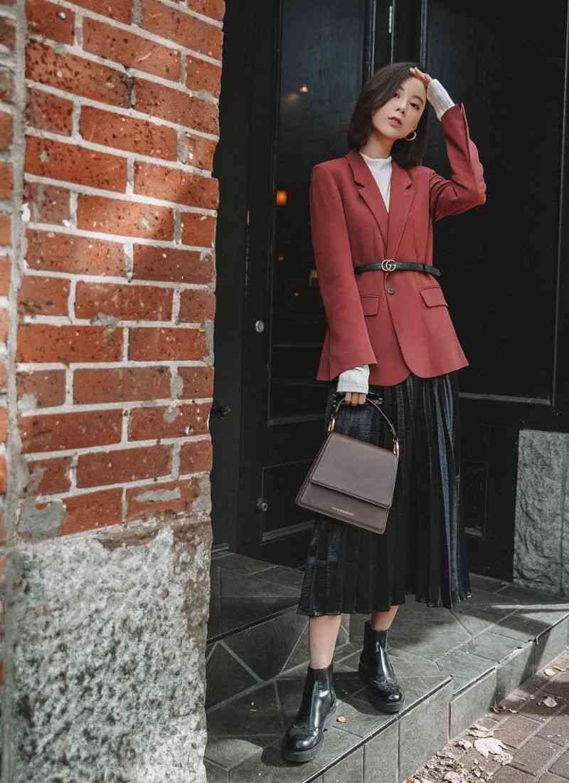 0a1092b2-cach-phoi-do-voi-chelsea-boots-nu-5 Chân váy midi xếp ly phối đồ với chelsea boot