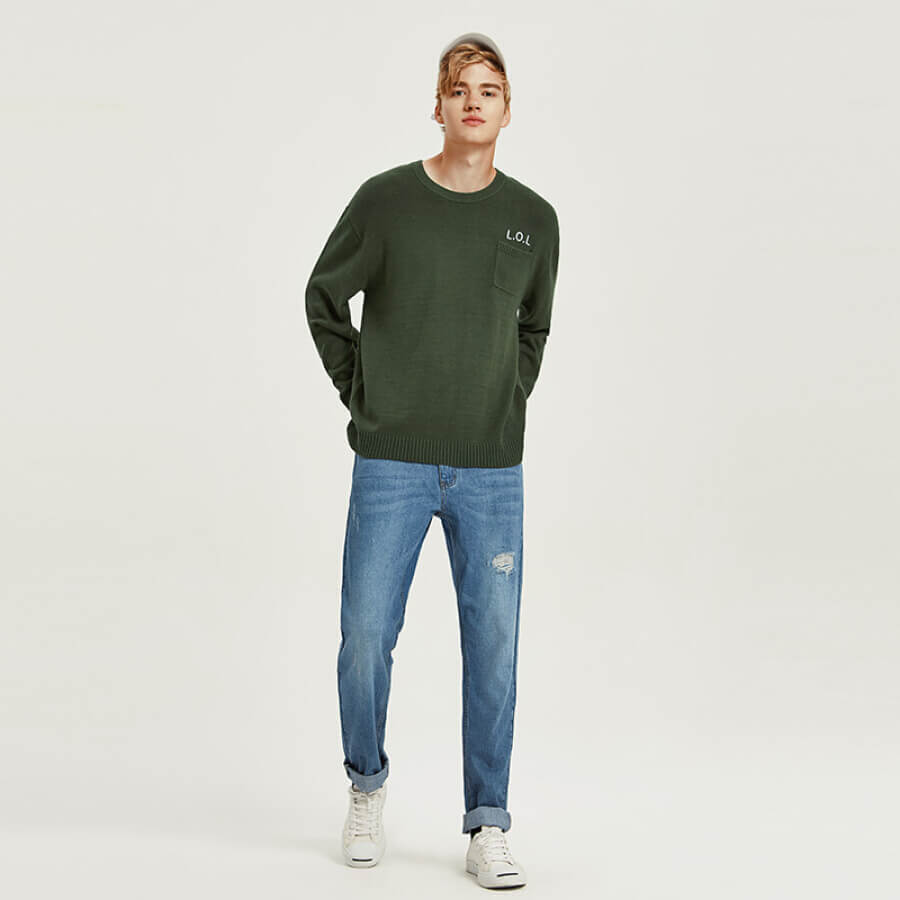 761e50dd-ao-sweater-mac-voi-quan-gi-10 Quần jean với áo sweater nam