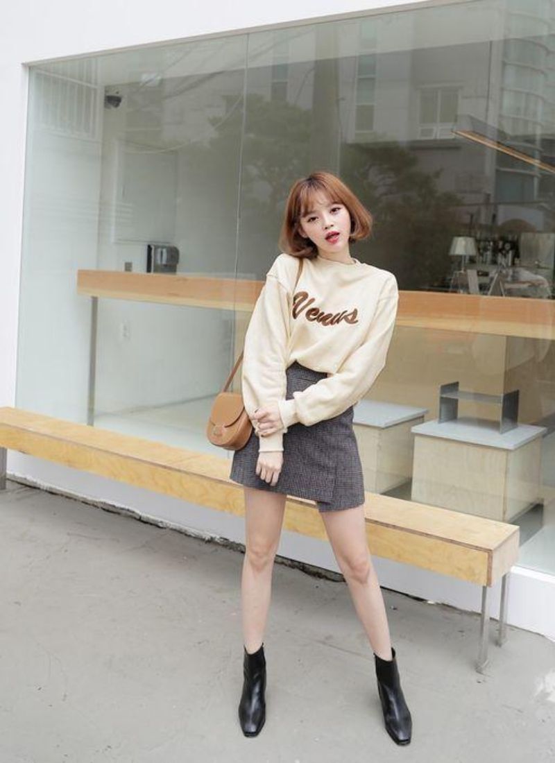 e956d098-cach-phoi-do-voi-chelsea-boots-nu-3 chân váy ngắn và chelsea boot